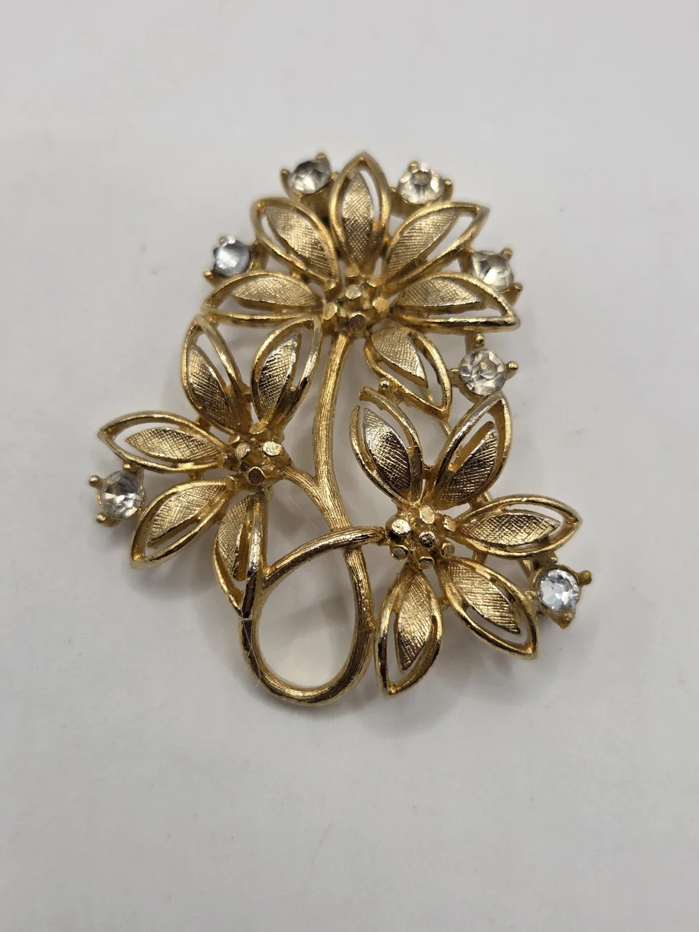 1665. Vintage Gold Tone Floral Crystal Brooch